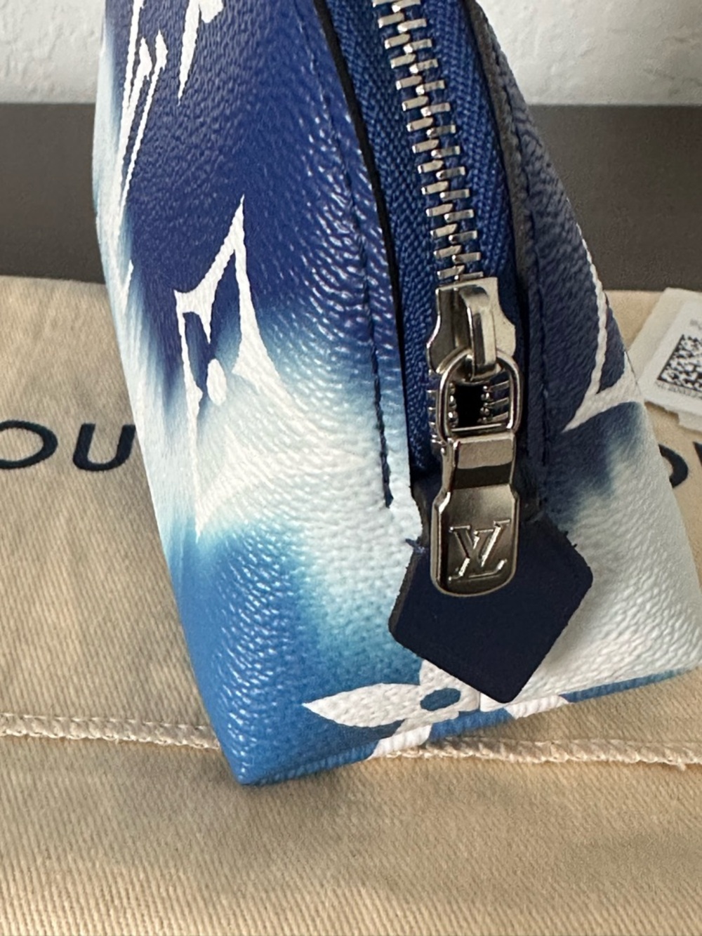 Louis Vuitton Monogram Giant Escale Cosmetic Pouch Blue/white RFID - Picture 6 of 12